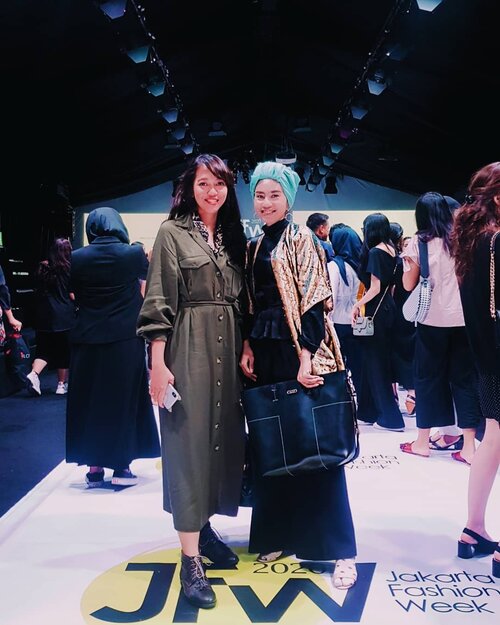 Telat sih uploadnya, tapi sayang aja kalau cuma jadi pajangan 😌 di galery gue ... Foto 1 di hari kedua kalau ga salah, ketemu temen baru. Mahmud kece yg gue kira seumuran 🤣 apa gue kayanya yg bertambah tua. Obrolan kita sepanjang Runway kebanyakan diisi dgn nanya, artis siapa yg lewat, siapa muse-nya nih. Eh, dia baru balik honeymoon udh jalan runway aja. Dasar cewe ya, gosip dulu.

Foto 2 di hari kesekian, lupa🙃 hari ke berapalah pokoknya. Senior gue di kampus, kakak stylist yg dari dulu keren luar biasa, skrg? Makin keren deg. Sepanjang peragaan busana tuh, kerjaan kita komentarin bajunya sampai bilang "gue mau punya satu, gue mau yg ini, gue harus dpt yg ini" 😂 berburu ceritanya. Kalau gue buat diri sendiri, dia buat stylist client-nya.
..
..
..
#clozette #clozetteid #fashion #FashionFreedom #hijablook #fashionblogger #blogger #style #hijabfashion #hijabdaily #hope #life #photogram #fashionoftheday #OOTD #HOOTD #hijabmodesty #bloggerstyle #jfw #jakartafashionweek2019