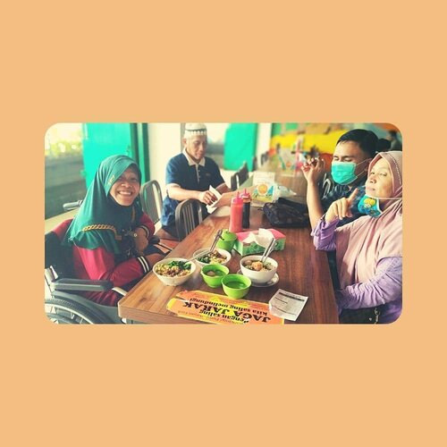 🌼KUMPUL DI ERA PANDEMI🌼
.
.
🌻Sejak mewabahnya penyakit Covid, kemana-mana mesti pake masker.
🌻Makan di restoran mesti pake hand sanitizer.
🌻Pergi bareng keluarga sendiri baru merasa aman setidaknya.
🌻Semoga program vaksinasi pemerintah sukses dan lancar sehingga rakyat gak perlu was-was. 😓
.
.
#prokes
#jalanjalan
#makanbakso
#disabilitasindonesia 
#disabledblogger 
#disability
#disabledlife 
#disabilityawareness 
#anothersideofmolzania 
#clozetteid 
#femaledaily 
#travelling 
#baksosony
#explorelampung