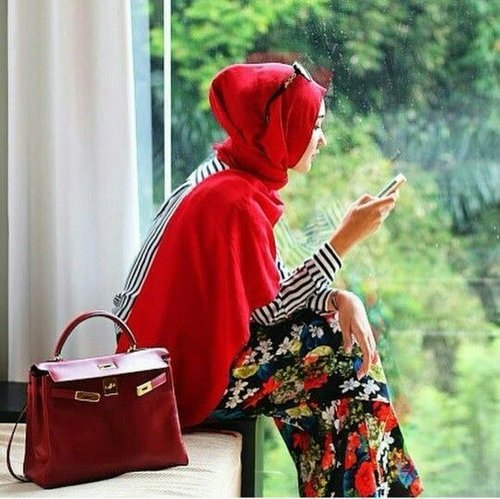 red hijab n red bag