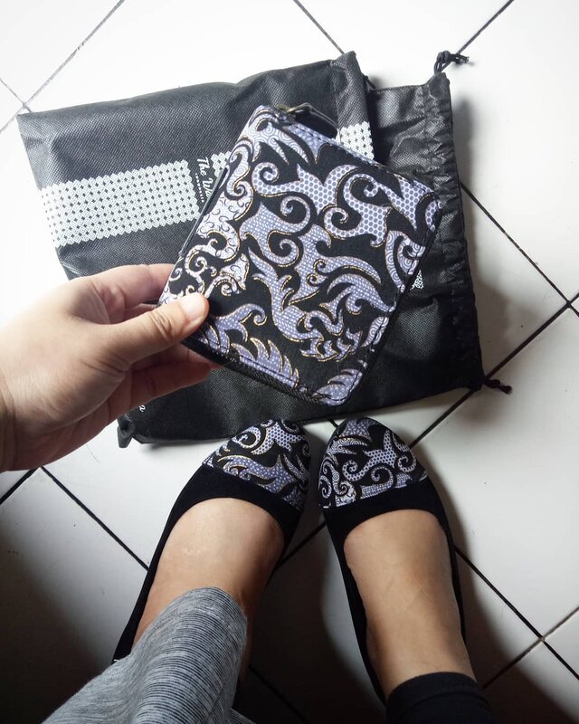 Fresh from the oven π #mashaallah se-happy itu aku dapat kiriman paket #flatshoes & dompet dari @thewarna. Beneran deh, pakai etnik makin cantik dengan #thewarnaindonesia #thewarna πΈπ #clozetteid #sundayvibes #styleithappy #fashionstyle #fashionable #lifestyleblogger #etnikindonesia #localbrand