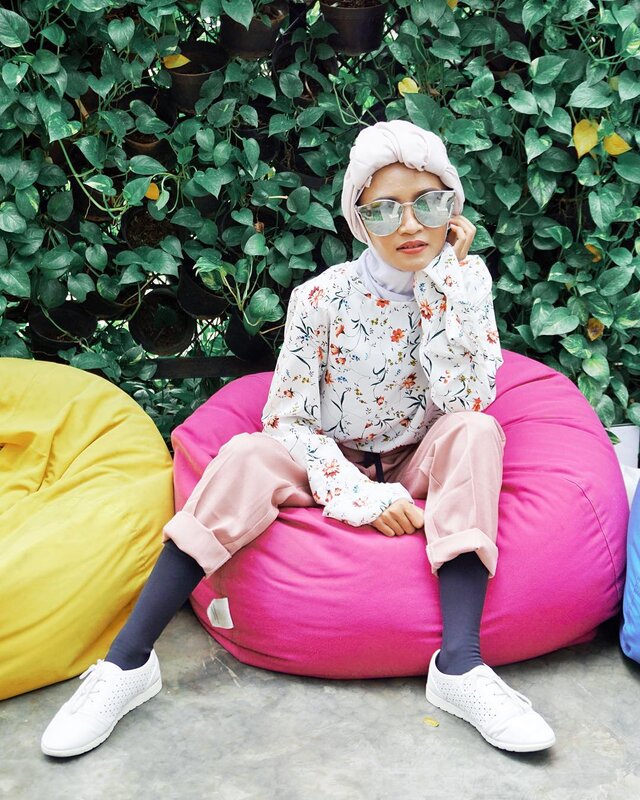 Selamat liburan buat yang lagi liburan, jangan lupa bahagia ☺️...#ootd #ootdfashion #ootdindonesia #ootdhijab #turbangirl #fashionblogger #fashion #pink #colorful #colorfulcafe #cafe #cafejakarta #ceritacafe #clozetteid