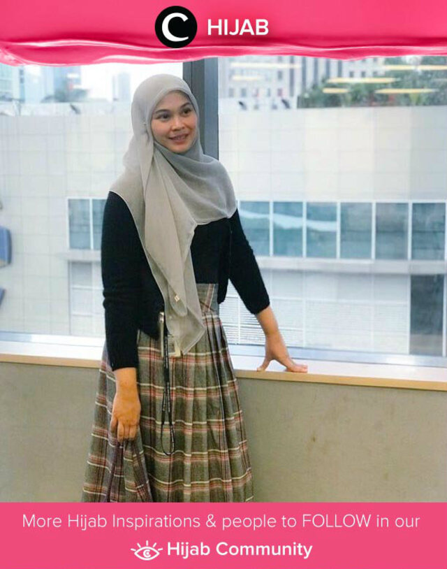 Less than 350k office look by Clozetter @5andranova. Asal nggak malu untuk memakai baju unbranded, kamu bisa kok hemat dan tetap stylish. Simak inspirasi gaya Hijab dari para Clozetters hari ini di Hijab Community. Yuk, share juga gaya hijab andalan kamu.