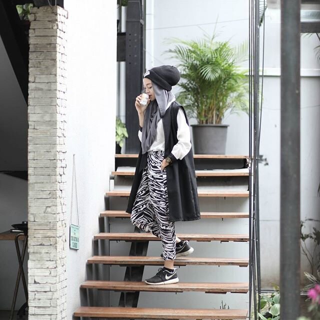 Hang out, photo shoot, dan punya kegiatan segudang lainnya seperti Clozette Ambassador @cassandradini, pasti menyenangkan. #clozetteid #forabetterme