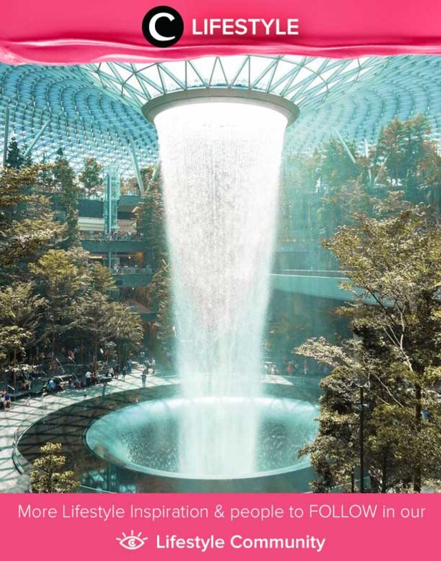 Cantik sekali ya, air terjun indoor Jewel Changi ini. Jika punya banyak waktu ketika transit di Changi, kamu bisa mampir kesini sambil berbelanja, Clozetters. Simak Lifestyle Updates ala clozetters lainnya hari ini di Lifestyle Community. Image shared by Clozetter @Tiffanyoktoriana. Yuk, share juga momen favoritmu.