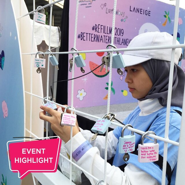 Tau gak, di tahun 2019, ada sekitar 48 jiwa di Indonesia mengalamai krisis air bersih!.Untuk membantu teman-teman di daerah krisis air, @laneigeid membuat paket Refill Me Pack yang hasil penjualannya akan disumbangkan melalui organisasi Aksi Cepat Tanggap..Teman-teman yang berhasil membeli paket Refill Me Pack berkesempatan ikut acara #RefillMe2019 di Car Free Day Sudirman juga lho hari ini. Mulai dari zumba session sampai menulis harapan seputar air bersih di padlock, berlangsung seru! Oh iya jangan takut kehabisan air minum, karena Laneige juga menyediakan pengisian air minum gratis untuk semua pengunjung Car Free Day..#RefillMe2019 #BetterWaterWithLANEIGE #ClozetteID