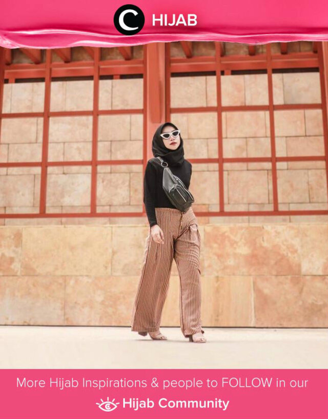 Black leather fanny pack sepertinya masih menjadi favorit para Clozetters, ya. Walaupun tampilannya simpel, fanny pack seperti ini mampu membuatmu terlihat sporty dalam sekejap. Simak inspirasi gaya Hijab dari para Clozetters hari ini di Hijab Community. Image shared by Clozetter @dianafajar. Yuk, share juga gaya hijab andalan kamu.
