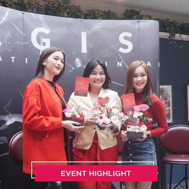 Siapa di sini yang ingin terlihat flawless dan tampil awet muda? Clozette punya kuncinya, nih: Holy Sparkling Essence Mist dan EGF Active Serum (Growth Factor Serum) dari Youth Beauty Clinic..Pada event bersama Youth Beauty Clinic siang tadi, Dr. Gaby Syerly, M. Biomed (AAM) menjelaskan kalau Holy Sparkling Essence Mist mengandung kemurnian Mecca Holy Water (air zamzam) dipadukan dengan glico ola tone dan hyaluronic acid untuk memberikan efek kulit yang segar, bercahaya, dan terhidrasi sejak pertama kali penggunaan..Sementara EGF Active Serum-nya dirancang untuk memberikan nutrisi terbaik bagi kulit dengan kandungan Peptide Complex sebagai Growth Factor yang akan memberikan hasil yang bertahan lama dalam jangka waktu yang panjang, lho, Clozetters..Selain mendapatkan edukasi tentang perawatan kulit, event hari ini pun diisi dengan kegiatan merangkai bunga yang menarik untuk merayakan hari valentine yang datang esok hari..Swipe untuk melihat keseruan hari ini bersama Youth & Beauty Clinic!🌹.@magiseofficial @youthbeautyclinic#YouthBeautyClinic #Menolaktua #YouthBeautyClinicXClozetteIDReview #ClozetteID