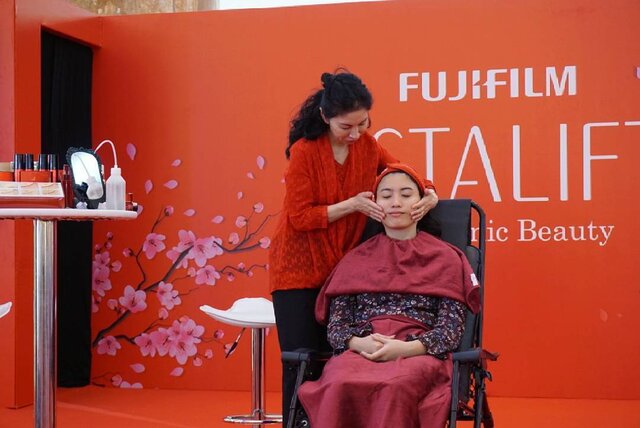 Miss Yumiko Komiyama gently applying Astalift Jelly Aquarysta on Clozette Ambassador Dea at @astalift_indonesia Beauty Fest. Di acara hari ini, Clozetters belajar gimana caranya melakukan facial sendiri di rumah dengan produk skincare Astalift.
#ClozetteID #ClozetteIDReview #ASTALIFTxClozetteIDReview #beautyblogger