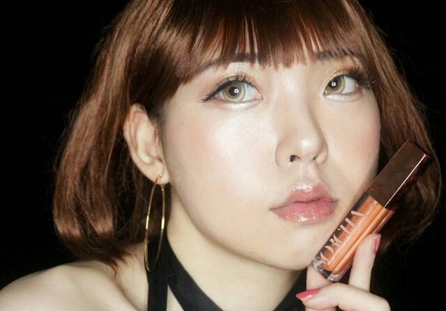My favourite lip product from @sorchacosmetic , Lipglow Series #Mare..Sorcha mengeluarkan Lipglow series yang terinspirasi dari berbagai pulau di Indonesia dan akhirnya menjadi nama untuk ke-6 shade nya seperti : Rote, Mare, Nias, Alor, Moyo dan Molana..Teksturnya seperti lipgloss dengan hasil akhir glossy namun sheer yang bisa digunakan untuk lip topper, or day & night makeup..My favourite one : Mare! Warnanya Sheer with a touch of orange dan sedikit glittery, dengan finishing glossy dan tidak berat di bibir💋.... #Sorcha #Sorchacosmetics #BeautyBlogger #BeautyVlogger #clozetteid #BeautyBloggerID #Makeup #Cosmetics #Cosmetic #BeautyBloggerIndonesia #style #Blogger #Blog #Beauty #Cute #girls #Japanesemakeup #Kawaiimakeup #fashion #メイク #ヘアアレンジ #makeup #style #kawaii #ファッション #かわいい