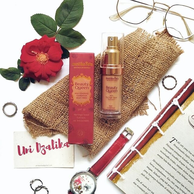 •BEAUTY QUEENDandan menggunakan foundation yang salah shade? Bisa juga. Gpp, gak masalah.Kemarin penasaran sekali dengan complexion series dari Mustika Ratu @mustikaratuind yang menurut banyak orang hasilnya bagus di wajah.Apakah bagus di wajah Uni? Apakah efektif digunakan untuk hari spesial? Bagaimana coverage-nya? Ulasan lengkap akan tayang di blog malam ini; Can't wait to share! 💕__________________________#clozetteid#MustikaRatu#BeautyQueen #BeautyQueenBloggingCompetition