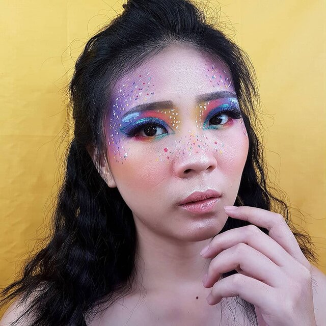 Guess how many color you see on this look??? 😂😂.Tangan udah kaya nge gym buat ngeblending warna" nya wkwkwkwk....Inspired @jamescharles......#luellamakeup #tampilcantik #halloweenmakeupideas #halloweenmakeup #pridemakeup #indobeautygram #bvloggerid #cchannelbeautyid #beautiesquad #clozetteid #clozzetebeauty #bloggerindonesia #bloggerindo #beautilosophy #indobeautysquad #beautygoersid #beautybloggerindonesia #bvloggerid #ragamkecantikan #beautybloggerbandung #setterspace #bloggerbandung #muatribeid #kbbvmember #bloggermafia #bunnyneedsmakeup #kbbvfeatured