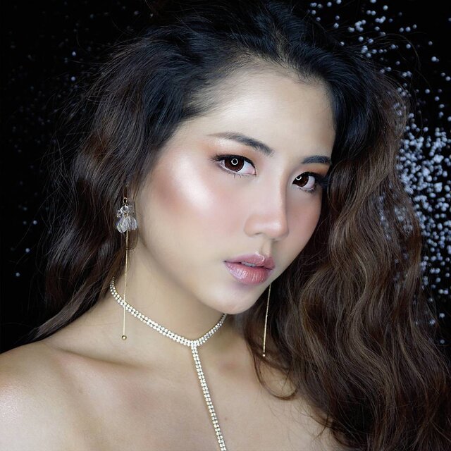 I can't choose one. I'm sorry. Eyelash from @parisvelvet E007, earrings and diamond choker from @fume.id
.
.
Products used :
💖FACE
@lagirlindonesia @lagirlcosmetics Pro Coverage HD Foundation "Nude Beige", HD Concealer "Creamy Beige", Pro Face HD Powder "Creamy Natural", Cream Highlighter, Beauty Brick "Glow"
@nyxcosmetics_indonesia Highlight and Contour Pro Palette
@beautycreations.cosmetics Angel Glow Highlighter
.
💖EYES
@nyxcosmetics Eye Brow Cake Powder "Medium Brown"
@juviasplace The Nubian 2 + The Masquerade
@maybelline Hypergloss Eyeliner
.
💖LIPS
@nyxcosmetics Lingerie "Cashmere Silk" + @makeoverid Intense Matte Lipcream "Posh" + @clinique Long Last Gloss Wear "Hooked on You"
.
📸SONY A6000
.
#ivgbeauty #indobeautygram #beautynesiamember #clozette #clozetteid #beautyjunkie #lagirlindonesia #nyxcosmeticsid #beautyjunkies #instamakeupartist #makeupporn #makeuppower #beautyaddict #fotd #motd #eotd #makeuptutorial #beautyenthusiast #makeupjunkie #makeupjunkies #beautyvlogger #wakeupandmakeup #hudabeauty #featuremuas #undiscovered_muas #endorse #endorser #endorseindo