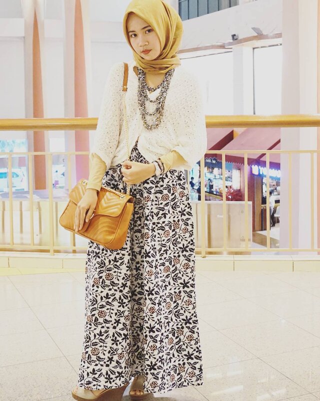 (just pardon my face😅)📷 : @maimunahsm ...#JFFF #JFFF2017 #JakartaFashionFoodFestival #ootd #hootd #ootdindo #hijabootdindo #hootdduahijab #duahijabtrans7 #hijaboutfit #batik #batikculotte #latepost #ggrep #clozetteid #clozettedaily
