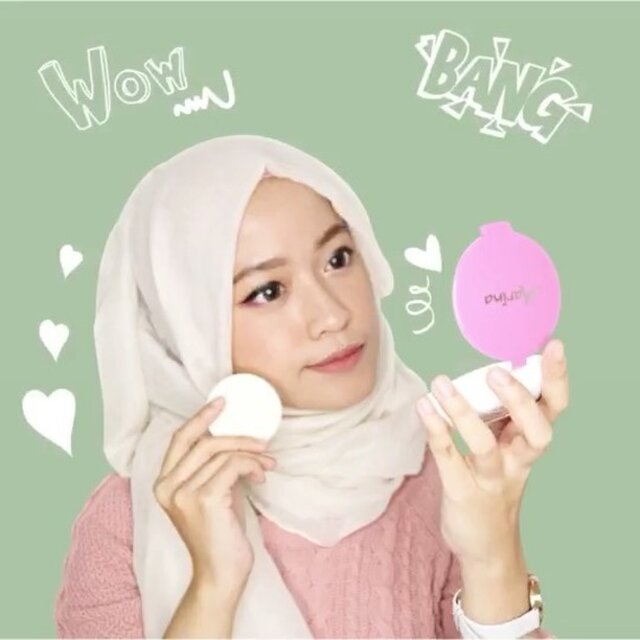 Dulu, mana pernah sih kepikiran nulis dan jadi beauty blogger? Dandan juga cuma seadanya..Sampai suatu saat diajak2in event sama @cyndaadissa dan kayaknya sayang banget kalau nggak dishare. Rasanya seru aja punya ilmu baru dan experience baru di dunia kecantikan yang bisa di share ke temen2 dan banyak orang..Ternyata nggak sedikit lho, perempuan2 lain yang masih bingung cara merawat dan mempercantik diri karena nggak tau harus bertanya sama siapa. .Sebagai seorang beauty blogger, selain dtg ke event2 dan dapat ilmu baru dari talkshow yang aku datangi, saat menulis pun aku juga belajar membuat tulisan yang baik, informatif dan belajar membuat konten yang baik. Karena buat aku, ngeblog bukan cuma sekedar nulis, tapi gimana tulisan kita bisa bermanfaat bagi orang lain..Selama 1,5 tahun menulis blog tentang kecantikan, udah banyak banget produk yang aku coba, salah satunya produk dari @sahabatmarina..Di foto ini ada 3 produk yang aku pakai, Marina Facial Wash, moisturizer dan two way cake (Marina Glow Kit)Marina Glow Kit ini menurut aku ringan dan cocok banget terutama buat kamu yang masih remaja. Kamu tampil cantik dan natural tanpa harus berlebihan ♥..#123glow #123glowkit #SaatnyaBersinar #MarinaBeautyJourney #MarinaXClozetteID #ClozetteID