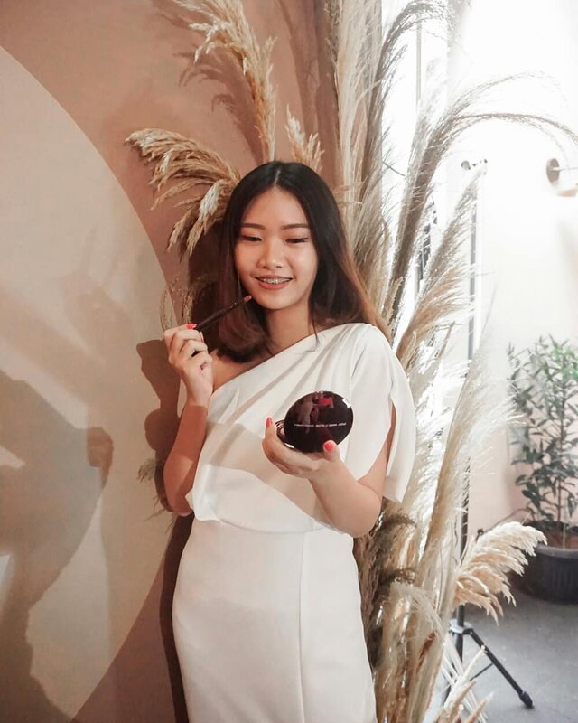 Really appricate the new face of @pixycosmetics ! Their new products come with such great formulas and branding (ELEGANT BANGET?) . I also just knew that Pixy is originally manufuctured in Japan, who knows this too? 🙋
.
They just launched their 5 new products:
- Crayontenttion (Lipstick)
- Lash it Up (Mascara)
- Adorable Marble (Blush)
- That's My Brow (Eyebrow Pencil)
- Line it out (Eyeliner Spidol)
My fav goes to their Crayontenttion & Adorable Marble. The formula is so smooth, glides perfectly and not patchy at all. The rest is fineeee. Thank u for letting me tryyy thesee @beautyjournal ❤
--
#makeitglow
.
.
.
.
.
.
#sociolla #beautyjournal #sbnblogger #beauty #blogger #event #launch #makeup #makeupjunkies #lipstick #eyebrowpencil #blush #clozetteid #beautyblogger #ragamkecantikan #bunnyneedsmakeup #koreanmakeup #japanmakeup #jakarta #indonesia #love