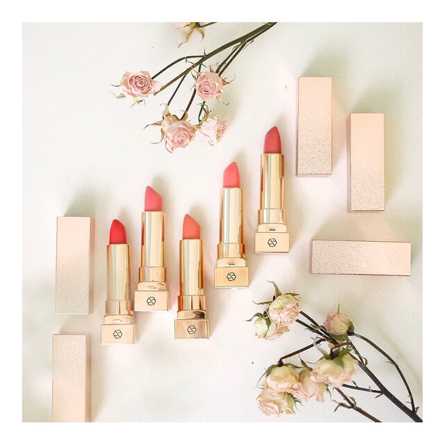 Lipstick ohh lipstick... Bagi aku lipstick itu sesuatu yang bisa membangkitkan mood... tapi aku bukan orang yang setiap kali pakai lipstick yaa.. but, kalau aku bete, aku pasti langsung cari lipstick and juga langsung pake.
Nahh ini dia salah satunya...
C-Cup Lip Tox-Tick from @nakeupface @charis_celeb .
.
5 colours available : Kiss Mark, Marilyn, Stealer, Nude Beach and Stalker
.
.
#charisceleb #beauty #beautybloggers #clozetteid #lisptick #makeup #lipstickoftheday #LYKEambassador
#indobeautygram #beautybloggerid #beautybloggerindo #charisceleb
#clozetteid #beautynesiamember #charisceleb #hicharis #beautifuljournal