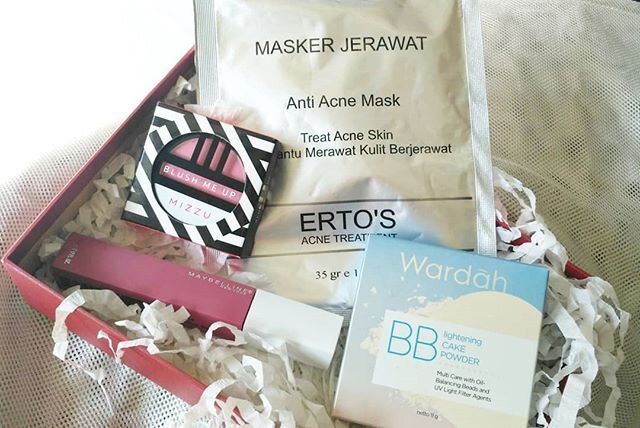 Salah satu berkah bulan Ramadhan, adalah dapat paketan cute ini. Udah coba beberapa produknya, so far paling cinta sama #SuperStayMatteInk nya @maybelline karena super transfer-proof di bibir sekalipun badai menghempas. Untuk full review nanti aku post di blog
Thanks @bukalapak untuk paketan kecenya. Btw, THR kemarin belum abis? Cuss cek websitenya karena banyak koleksi makeup dan skincare plus diskon yg bikin khilaf~
#BukaYangBaik #clozetteID #MizzuBlushOn #Wardah #MomBlogger #lifestyleblogger #beautyblogger #bloggerperempuan