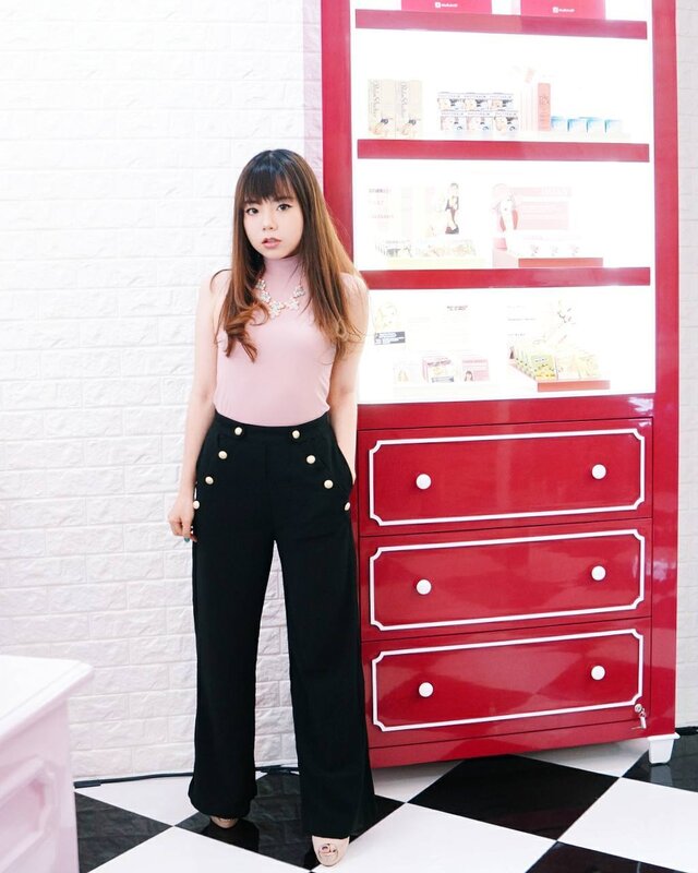 Who says petite girl cannot look chic and cute at the same time? 😆
Here's my nude chic #ootd for @thebalmid opening party yesterday at @ciputraworldsby ♡
Pairing black cullote pants with nude pink turtleneck, I spiced up the plain outfit with simple statement necklace and matching pair of blingy nude pink pumps!
photographed by one and only でんぱい @fanny_blackrose 😂★ .
.
#clozetteid
#今日のコーデ
#今日のコーディネート
#コーディネート
#コーデ
#服
#今日の服
#ファッション
#ootdindonesia
#styleblogger
#bbloggers
#fashionblogger
#lookbookindonesia
#ootdindo
#WhatCarolWear
#whatiwear