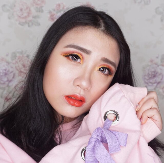 First time doing Cut Crease, yay or Nay??? Makeup Highlight:
- 👀eyeshadow ‘Cute AF’ from @colourpop
- 👄Lippie Velvet Impression from @aperirecosmetics @charis_official . - Blush Miss Me & Love Me @aconcept_kr - Lense👀 @x2softlense Sanso(산소) in Onyx
Purchase my Lip product, Blush on and all of my makeup collection in my @charisofficial website-> hicharis.net/deahamdan . Happy Shopping💖💖
.
.
.
.
.
.
@indobeautygram @bvlogger.id @indovidgram #IVGbeauty#indobeautygram #indovidgram #beautymood#asianvlogger #clozetteid #makeupartist #mua#instamakeupartist #makeuppower #beautyaddict #eotd#makeuptutorial#wakeupandmakeup #featuremuas#undiscovered_muas #beautyblogger #beautyvlogger#youtuber #indonesianyoutuber #beautyvideo#makeuptutorial #skincare @awesomemakeup @makeup_up #powerofmakeup @powerofmakeup @limitart @tampilcantik #tampilcantik #sonyforher @sonyforher