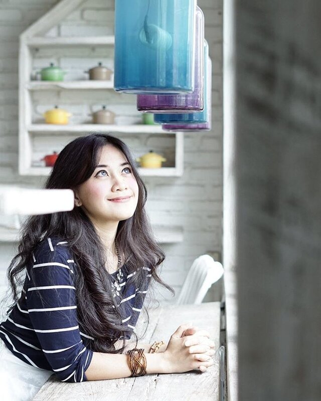 "Dear God,
I love him..
I'm trusting you..
I know you heard my prayer.
Your time..not mine.."
๐
๐ทby kak @dunia__maya๐
Thank you๐๐ #pray #prayer #eyes #smile #girl #woman #lady #character #photography #photooftheday #pictureoftheday #photographer #ootd #sotd #coffeeshop #cafe #restaurant #creamycomfort #bali #decoration #lamp #inteiordesign #fashion #stripes #bracelet #hairoftheday #lifestyle #clozetteid #clozetteambassador