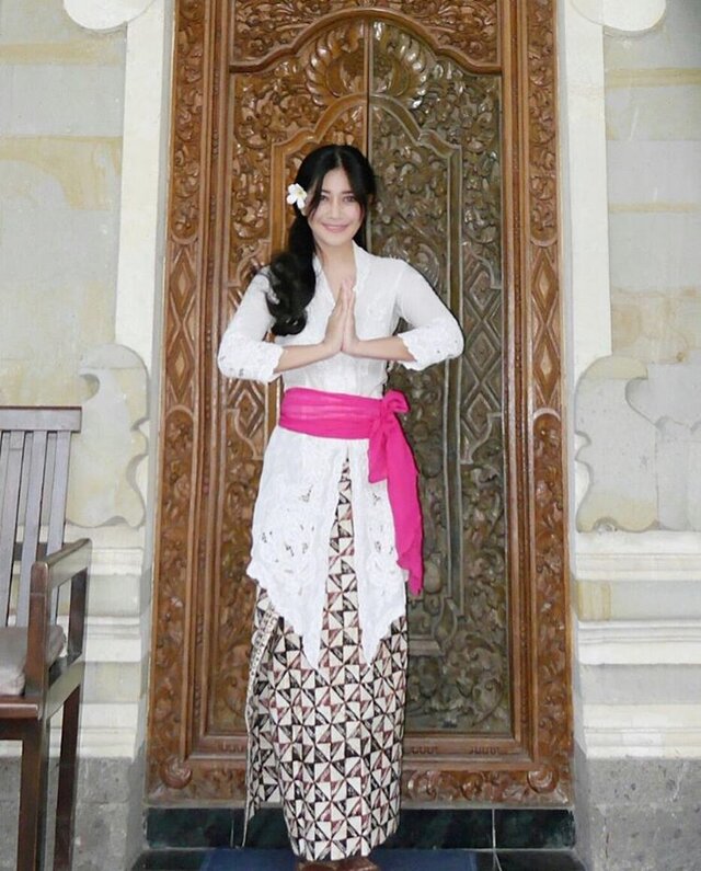 Rahajeng Nyanggra Rahina Galungan lan Kuninan.π
Selamat Menyambut Hari Raya Galungan dan Kuningan untuk teman-teman yang merayakan π
Β #Bali #happygalungan #galungan #kuningan #Hindu #Celebration #religion #kebaya #batik #heritage #traditional #perempuanIndonesia #girl #woman #WonderfulIndonesia #PesonaIndonesia #pictureoftheday #photooftheday #lifestyle #fashion #clozetteid #clozetteambassador