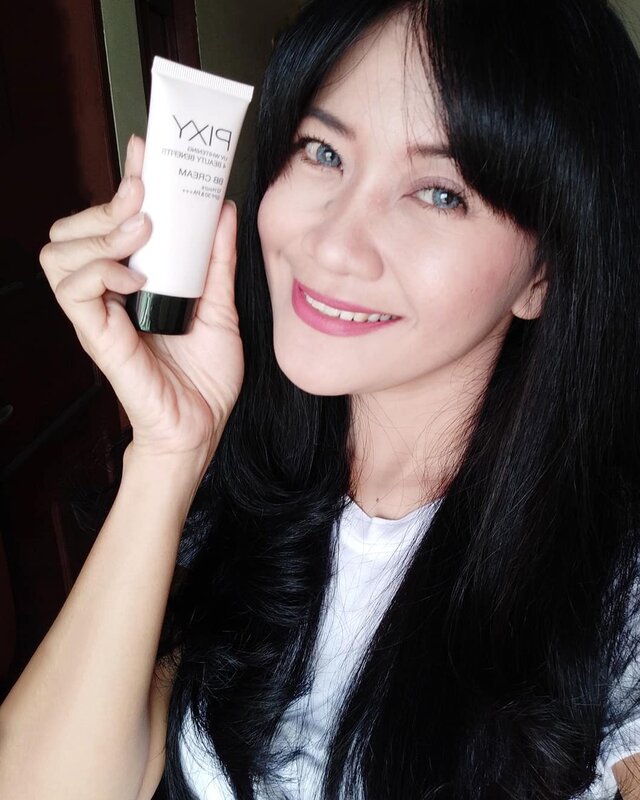 #NOFILTER needed. Make up menggunakan 4 Beauty Benefits Base Make up by @pixycosmetics
1. PIXY UV Whitening Two way cake Perfect Last
2. PIXY Concealing Base
3. PIXY UVW BB Cream
4. PIXY UVW Loose Powder
+ Lipstick Happy blush 209 by PIXY
*Geser foto ke kiri
.
Keunggulan 4 Beauty Benefit: whitening, protecting, mosturizing, beautifying
.
Harga ekonomis, produk berkualitas. Hasil cukup flawless! Suuka concealer-nya 😍
.
Review lengkapnya bisa dibaca di
http://leonisecret.com/review-4-beauty-benefits-base-make-up-series-dari-pixy/
Atau klik link pada profile 😉
.
#mybeautymyenergy #pixy #pixycosmetics #Pixyletyourbeautyshine #pixy #makeup #kosmetik #beauty #review #blogreview #bbcream #loosepowder #concealer #clozetteid #twowaycake #uvwhitening #lipstick