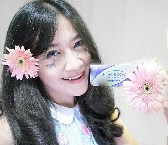 My softlense freshen up my look๐
I'm not used to wear blue softlense, but I love this one๐
Yang gue suka dari Freshlook Colorblends blue:
1. Birunya natural, warnanya nge-blend banget sama warna iris mata, jadi nggak norak, jadi pede makenya๐
2. Dan yang penting lagi, bener-bener soft. Karena kerjaan saya kebanyakan travelingnya, so, bisa berada di luar/alam yang cuacanya berbeda-beda selama 24 jam, jadi butuh softlense yang tipis, soft, yang nggak berat di mata, nggak ganjel gitu.
Pake freshlook berasa ga pake softlense, plus ga bikin iritasi mata ๐
3. Warna Freshlook bener-bener ngerubah look! Jadi lebih fresh dan cute๐
4. Biarpun soft dan tipis, tapi penggunaannya mudah, dan nggak gampang sobek. Ini penting karena saya suka ceroboh ๐๐
#FreshSelfieLook #MyFreshlookMoment #FreshLookID #ClozetteID #freshlook #colorblends #blue #clozetteambassador #softlense #selfie #girls #eyes #lense #beauty #fashion #lifestyle #instagood #picture #pictureoftheday