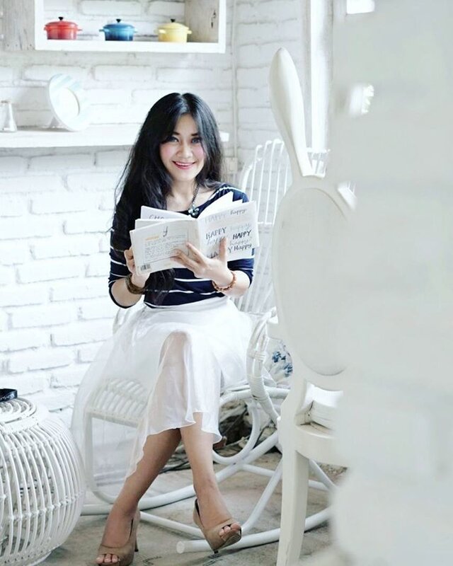 Happy Friyaayy๐๐
Keep reading and be awesome! If you don't see the book you want on the shelf, write it! ๐
๐ท by @dunia__maya ๐
Thank you, kak๐
#book #reading #magazine #girl #woman #lady #smile #photography #photooftheday #pictureoftheday #photographer #cafe #restaurant #creamycomfort #cuteplace #bali #stripes #blue #white #tutuskirt #heels #ootd #sotd #shelf #decoration #interiordesign #clozetteid #clozetteambassador