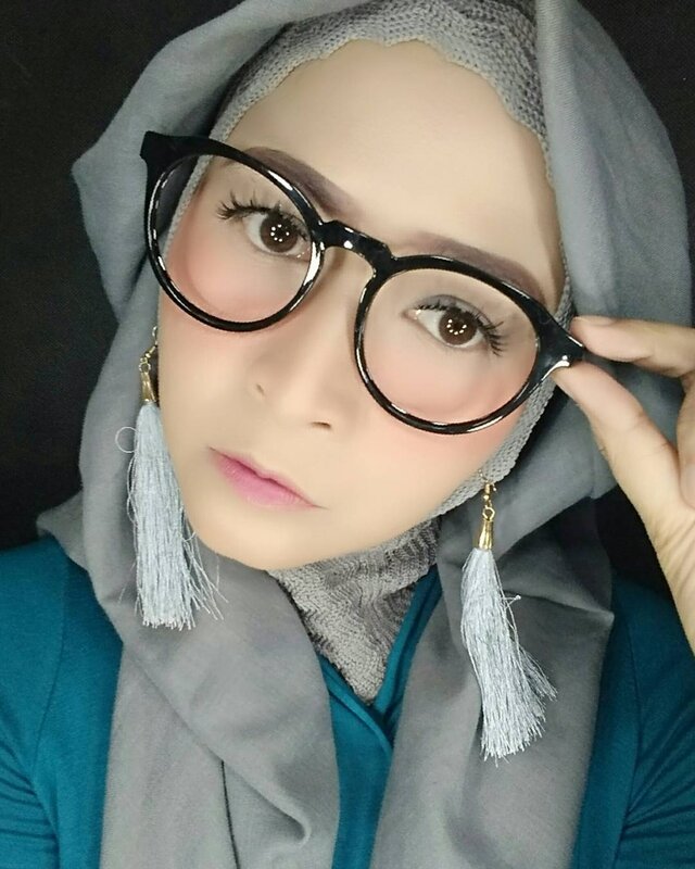 Paling pede kalo selfie dengan angle madep depan gini , posisi muka keliatan semua, dan bikin muka keliatan lebih tirus hehehe .@oppoindonesia#opposelfiebattle #oppof5 #selfiedepan#starclozetter #clozetteid#atomcarbonblogger #makeupartist #beautybloggerindonesia