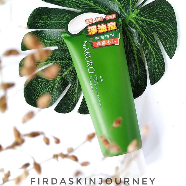 Naruko Tea Tree Purifying Clay Mask & Cleanser in 1Halo guys.Apa kalian udah pernah coba 2in1 cleanser macam ini? Menurutku, 2in1 cleanser membantu banget pas kalian lagi males pakai cleanser dan masker terpisah. Aku udah pernah menyebut produk ini dipostingan 'my lazy night routine', kalian bisa scroll aja di feed ku.-Produk ini dikemas dalam tube berwarna hijau dengan tutup flip top. Berat produknya 120ml.-✨Texture & ScentMenurutku, tekstur dan wangi dari produk ini sangat mirip dengan pasta gigi😂. Teksturnya lumayan tebal dan kental, warnanya putih, dan ada butiran scrub halus. Aku mencium wangi mint yang kuat, bahkan saat aku aplikasikan ke kulit, wanginya masih tetap terasa. Untungnya aku suka sih, bikin mata melek dan segar.-✨ResultDalam 1 minggu, aku lumayan sering pakai produk ini (biasanya aku pakai 3x seminggu). Aku suka karena praktis dan cocok untukku yang malas pakai cleanser dan wash off mask terpisah.-Saat diaplikasikan, wanginya terasa banget di hidung. Aku juga merasakan sedikit cooling sensation yang bikin relax.-Aku pakai produk ini sebagai clay mask + cleanser, produk ini mampu bekerja dengan sangat baik di kulitku. Memberikan efek halus, gak membuat kulitku terasa kering dan ketarik, dan aku merasa kulitku jauh lebih bersih daripada aku cuma pakai ini sebagai cleanser. Menurutku, kalau cuma dipakai sebagai cleanser, daya bersihnya kurang mantap. Aku masih bisa merasakan ada sesuatu yang kurang. Pasti kalian bisa merasakan kalau cleanser yang kalian pakai gak begitu bagus daya bersihnya.-Selama memakai produk ini, aku gak merasa ada efek negatif di kulitku. So far, aku suka karena gak membuat kulitku kering atau terasa ketarik setelah pemakaian produk ini. Setelah rutin pakai ini, aku merasa kulitku jadi jarang didatangi jerawat secara tiba-tiba. Kalau pun ada jerawat, pasti jerawatnya jadi cepat kempes😍. -Kalian pernah coba produk ini? Share pengalaman kalian ya. Kalau kalian tertarik coba produk ini, kalian bisa cek @naruko.indonesia.-Note: semua review yang aku tulis berdasarkan pengalamanku mencoba produk. Hasil di kulit orang mungkin berbeda, cocok di aku belum tentu cocok di kamu, begitupun sebaliknya.-*gifted