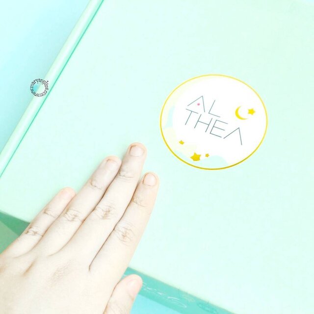 Finally, my green box from @altheakorea was arrived! Kinda late but it's fine 👌. Let's unboxing it! You can click link on bio or search bit.ly/altheaeidmubarak 💜
.
.
#clozetteid #potd #cute #instagood #flatlay #photooftheday #makeupjunkie #skincare #vscocam #vsco #vscogood #l4l #like4like #beauty #beautyaddict #makeupflatlay #beautybloggerid #indonesianbeautyblogger #althea #unboxing #fdbeauty #bloggerperempuan #femaledailynetwork