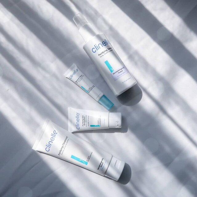 (the caption will be long, but it's worth to read)I've been struggling to ease acne since junior high school 'til now. Jenis kulitku emang oily & udah cukup banyak produk yang aku coba sampai ke beberapa klinik dermatologis, tapi belum ada yang bener-bener berhasil bikin kulitku mulus dari jerawat. Terus nyerah nggak? Enggak! Capek iya, tapi gak pernah nyerah & jadiin itu semua sebagai #myacnemyjourney, makanya aku seneng banget diundang ke event @clinelleid saat launching Clinelle Purifying series beberapa hari lalu, pulang event bener2 langsung aku coba.All of the product are made for oily skin & acne prone, like my skin, and this is the 3rd day i'm using Clinelle Purifying Series. Sharing my 1st impression & thoughts about the products to you would be great i think.1. Purifying CleanserGak ada aroma menyengat, ini penting karna kulit wajahku sering sensitif dengan produk yang aromanya kuat.Setelah cuci muka pakai cleanser ini kulit wajah terasa lebih bersih & kesat.2. Purifying TonerYang aku suka dari toner ini gak ada tingling sensation atau cekit-cekit. karena kulitku sensitif jadi aku suka parno kalo berasa cekit-cekit.3. Purifying Gel MoisturizingThe product that i love the most dari keseluruhan rangkaian Clinelle Purifying karna bentuknya bukan cream tapi gel, jadi gak bikin kulit aku keliatan semakin berminyak & cepet meresapnya!4. Purifying Blemish ClearAku berharap banget produk ini bisa menghilangkan jerawat besar & super ganggu yang baruuu aja muncul sehari sebelum event kemarin 🙃 Kalau jerawat kecil-kecil sih 3 hari pemakaian ini udah keliatan mengering, cuma untuk yang besar & ekstra ganggu ini sepertinya butuh waktu ekstra karna kerja produknya juga harus ekstra.I place high hopes on you, Clinelle Purifying series! and if this works on me i'm willing to share it to you guys, i promise!Ah, wait.. Did i told you why i want to try Clinelle? Cause all of Clinelle skincare are dermatologist tested and formulated with 7 no's:- No artificial colouring- No artificial fragrances- No lanolin- No mineral oil- No SD-alcohol- No paraben- No comedogenic ingredients#myacnemyjourney #clinelleXclozetteid#clozetteid@clinelleid