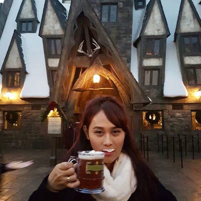Why don't we go and have a #butterbeer in the Three Broomsticks, it's a bit cold, isn't it?
.
.
.
#HarryPotter #universalstudios #universalstudiosjapan #USJ #Japan #HuboyWaifu
#HuboyWaifuTravelJournal
#HuboyWaifuInJapan #HuboyWaifuJalanJalanJapan #ClozetteID #Lifestyle #Travel