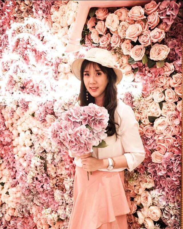 Mau foto di sini aja harus tungguin para hot mamma selesai foto dan antri. Bener2 perjuangan ya foto di sana 😅Anyway, cafenya emg cantik bgt buat yg demen pink dan roses... .......#ootd #photooftheday #beautifuldestinations #seoul #france #jeju #ootdspot #jktspot #like4like #nstagramable #instagram #england #postthepeople #travel #clozetteid #roses #pinkcafe #europe #makeup #fairyland #japanese #travel #endorse #london