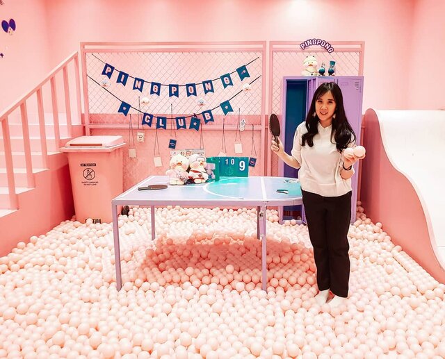 Falling in love with this place ❤Jadi ini fashion store di Myeongdong dna di lantai 2 ada spot foto macem gini. Gemes parah kan!............#ootd #photooftheday #beautifuldestinations #seoul #france #jeju #ootdspot #sisytravelingdiary #like4like #nstagramable #instagram #switzerland #postthepeople #travel #clozetteid #autumn #namiisland #mountsorak #makeup #fairyland #japanese #travel #travelingwomen_ #korea