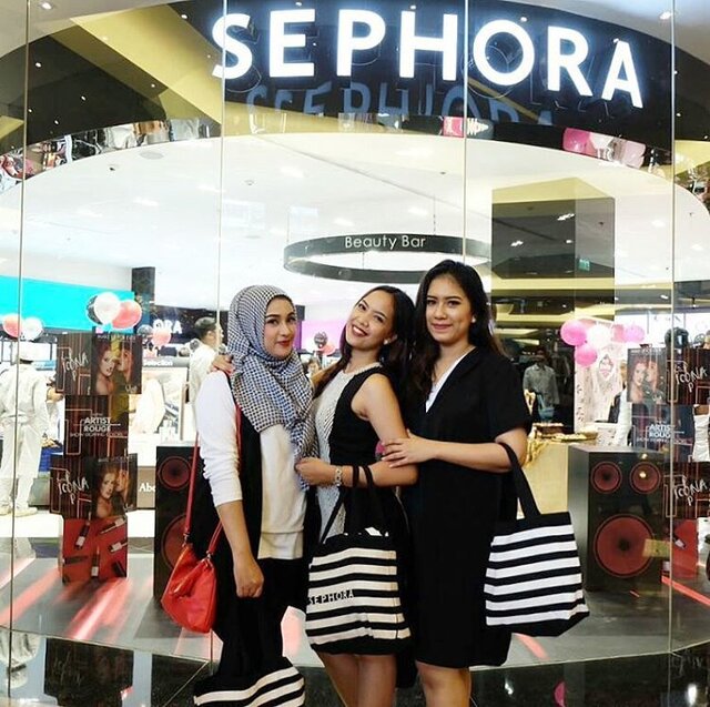 Kita Berada Di Depan Sephora Mall Taman Anggrek Yg Baru