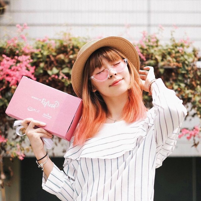Wohoo! So happy to receive this box of Refreshin Kit from @clozetteid ð Isinya ngerti banget kebutuhan kita sebagai cewe-cewe aktif ibukota yang butuh piknik! Ada sunglasses pink gemes, kaca bentuk rose yang bisa dibawa-bawa di tas, micellar water dari @ovalebeautyid untuk membersihkan wajah dari makeup dan debu setelah lelah beraktivitas seharian, dan produk dari @absolute_women karena area kewanitaan kita yang nggak kalah penting untuk dijaga kebersihannya ð (Swipe untuk lihat produk-produknya ya!)..Semoga bisa ikut merasakan serunya A Moment of Refresh Party ððŧððŧ I need a short break to refresh my mind and body ðĪŠ #MomentOfRefresh #GetReadyWithOvale #LetsGoMicellar #AbsoluteActive..#clozetteid #fashionblogger #travelblogger #beautyblogger