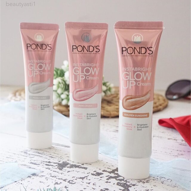 Gegara produk ini aku jadi suka nyampurin foundation sama Pond’s Instabright Glow Up Cream. Mau pakai varian apapun, hasilnya sama aja aka ga berwarna.. Jadi jangan takut pakai yang golden sunshine nanti bakalan gelap or pink crush bakal keputihan, ngga gitu, karena hasilnya menyatu ke warna kulit.. ..Keseringan ku bare face hanya mengandalkan Instabright glow up cream ini trus sunscreens, beres. Brb repurchase karena ketiganya udah mw habis. Btw kalian biasa nemu produk ini di supermarket mana?...#PondsGlowUp #MillionWaysToGlow #AutoGlowing #clozetteid #ponds #beautyasti1vid #beautyasti1rev