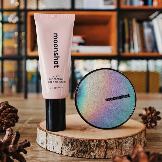 I considered myself SUPER LUCKY to have @clozetteid delivered these two products from @moonshot_idn on my mail box! Reviewnya udah publish di #honeyvha.com lho. Langsung cuss klik link di bio untuk baca review lengkapnya yha ✨😘-#clozetteid #moonshot #moonshotindonesia #clozetteidreview #clozettexmoonshot