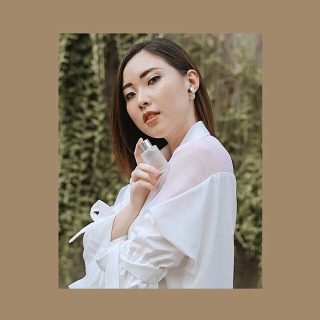Ratjun terbaru dari aku 😙 Kali ini nggak cuma buat oily skin, dry skin juga bisa!! Buat kalian yang masih fokus di acne care, mesti sambil perhatiin permasalahan kulit lainnya seperti wrinkle, big pores, kulit kusam, atau tekstur kulit ga sehat. Yes, ini aku banget sih. Terlalu fokus rawatin jerawat sampai lupa sama hal-hal lainnya. Bulan ini aku lagi cobain @avoskinbeauty Perfect Hydrating Treatment Essence, btw PHTE ini banyak yang nyariin sampai pas Lebaran kemarin orderannya membludak 😁 untung masih dapet kesempatan buat cobain walau dapet yang ukuran kecilnya. Hihi. Paling berasanya sih kulit aku jadi kenyal dan lembut, walaupun masih berjerawat tapi tekstur kulit terlihat(dan teraba) lebih sehat. Detailnya aku review di IG Story ya, biar lebih jelas tekstur + cara pakainya. Tungguinnn! Kalau kelewatan bisa klik highlight 'review' di bio aku 👌Anw aku juga cobain produk Avoskin lainnya, swipe left ➡ ada Avoskin Intensive Nourishing Eye Cream dan Avoskin Hydrating Treatment Essence (Toner). Detail reviewnya, mari kita berpindah ke IG Story karena caption panjang2 nanti ga dibaca. Uhuhuhu.
.
#pesonacantikalami #clozetteid #beauty #skincare #beautybloggers