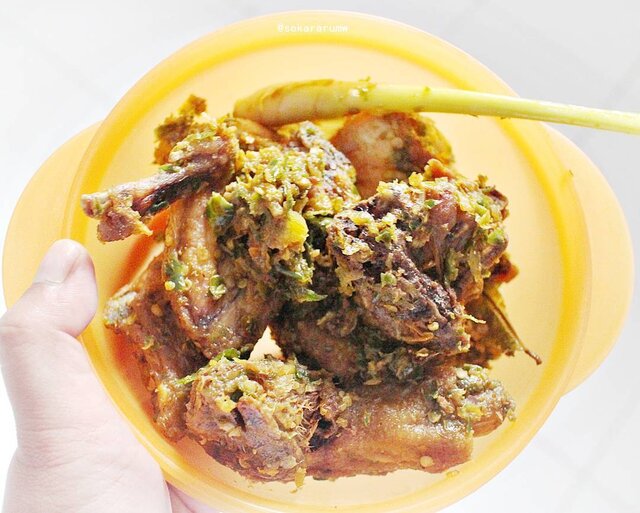 #DikArumMasak Ayam Cabe Ijo..Bumbu cabe ijo ini favorit saya kalau bumbuin apapun sih. Pokoknya kalau dibumbu cabe ijo pasti makannya pada banyak :D. Ayam bisa diganti ikan tuna, tongkol, daging sapi, cumi, atau udang..#ResepDikArumBahan: Ayam (marinasi dengan jeruk nipis + garam, lalu goreng hingga matang, sisihkan).Bumbu halus: bawang merah, bawang putih, cabai hijau agak banyak, cabe rawit, terasi, tomat hijau, gula jawa, garam, merica.Bumbu lain: serai (keprek/ kerat2), daun jeruk, gula pasir..Cara membuat:1. Tumis bumbu halus sampai harum, tambahkan bumbu lain juga.2. Masukan ayam goreng, aduk rata sampai ayam terbalut bumbunya.3. Kasih air dikit bila perlu. Tutup panci dan diamkan sebentar agar bumbu meresap ke daging ayam.4. Cicipi. Kalau kurang anu ya tambah gula pasir atau garem..#masakanrumahan #lunch #indonesianfood #cookedbyme #cooking #enaena #clozetteid