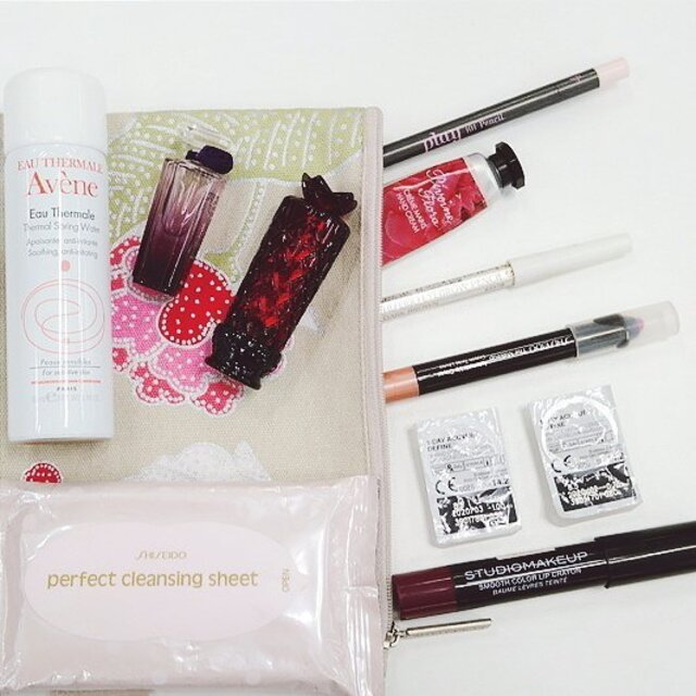 I'm ready to go back to Jakarta!Peek into my beauty must-haves when traveling, especially #mudik on my latest blog post 💼 #vscocam #AcuvueDefine #beauty #beautyblogger #insidemymakeupbag #clozetteid #makeup #contact #softlens #utotia