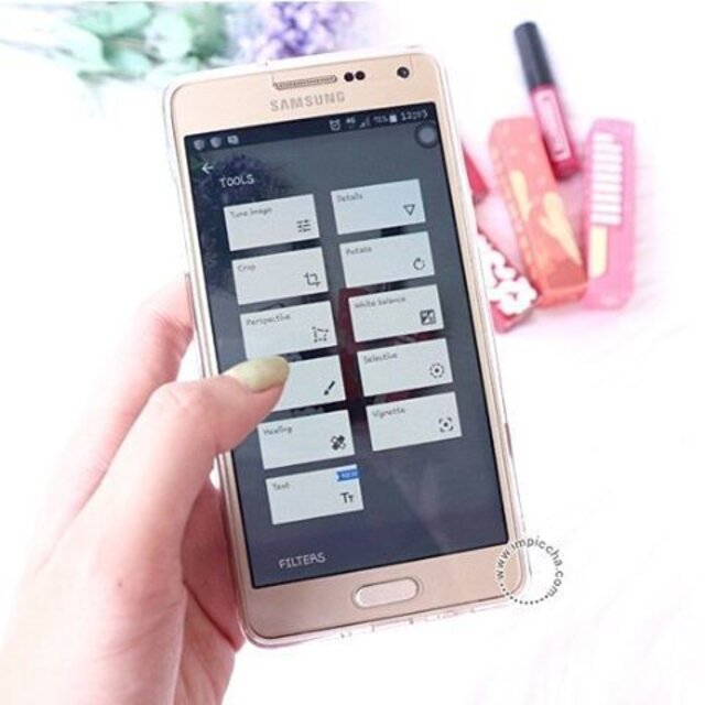 Mungkin kalau kalian baca post orang bagaimana caranya menjadi Beauty Blogger, pasti kalian sering membaca kalau Beauty Blogger itu harus memiliki kamera DSLR/Mirrorless, Laptop/PC, Lighting, Backdrop/Background untuk foto, dan sebagainya. Kalau tidak punya kamera highend atau tidak punya Laptop bagaimana? Jangan mengurungkan niatmu untuk menjadi Beauty Blogger, karena dengan satu item saja kalian bisa menjadi Beauty Blogger, jadi tidak perlu beli kamera atau laptop kalau kalian belum punya. Cukup dengan memaksimalkan fungsi smartphone dalam kehidupan sehari-hari sebagai Beauty Blogger.
More review: www.impiccha.com
#femaledailynetwork #samsung #impiccha #beautyblogger #beautybloggerbandung #beautybloggerbdg #bloggerbdg #bloggerceria #ibb #femalebeautyblogger #blog #review #clozette #clozetteid #makeup