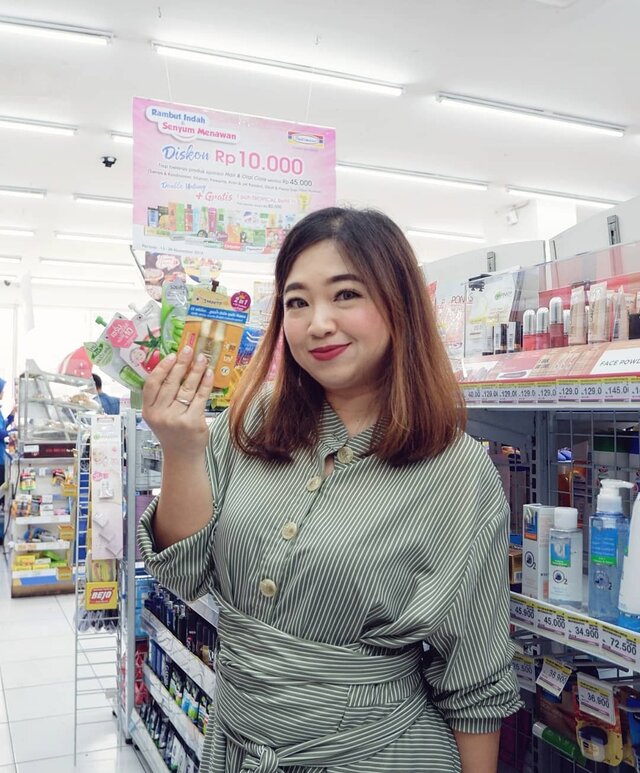 Lagi di @Indomaret ? Lihat @smootoindonesia deh, sedang ada campaign menarik lho.Cek informasi lengkapnya di #Indomaret Jabodetabek dan buat kamu yang prefer belanja online, ke @shopee_id aja ya. Smooto adalah produk kecantikan dalam bentuk yang ringkes. Ada tube, ada sachets dengan tutup juga, seperti yang aku pegang. Dari hydrating gel sampai UV protection semuanya ada disini. _________#beauty #carnellinstyle #love #skincare #motd #lotd #ootd #photooftheday #photography #lookoftheday #outfit #outfioftheday #outfitinspo #lookbook #style #styleoftheday #ClozetteID#WeLoveSmootoJapan #SmootoIndomaret #findsmooto #colors