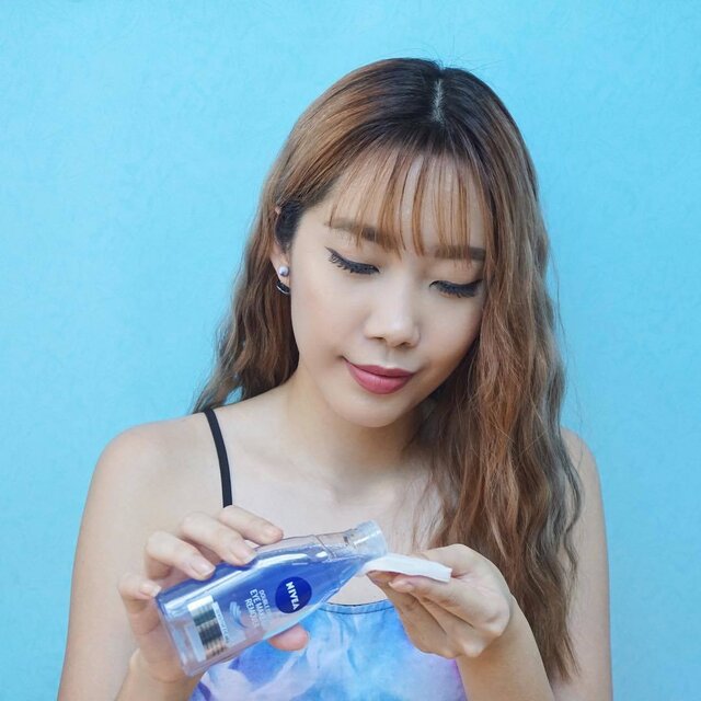 Removing waterproof eye makeup isn't an issue anymore for me! I got my trustee @nivea_id Double Effect Eye Make-Up Remover that can basically removes anything quickly, eye love it! (Pun intended)
.
Check put #beautyappetitereviews on bit.ly/nivearemover (link on bio).
___
#FDxNivea #cleansedbyNivea #clozetteid
