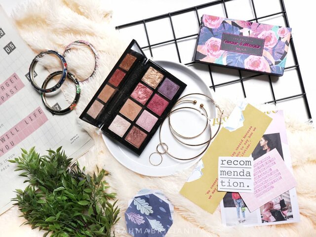 Awalnya nggak ada niatan buat bikin tulisan khusus buat si Eye Palette Sunrise & Moonrise @bclsinclair x @altheakorea. Tapi makin dimainin makin geregetan buat crita soal eyeshadow ini di blog. ⠀⠀Awalnya emang udah ekspektasi kalo eyeshadow ini bakalan punya pigmentasi yang oke. Tapi hasilnya ternyata lebih dari ekspektasi. Selain pigmentasinya yang juara untuk kelas eyeshadow Korea, eyeshadow ini juga gampang dibaurin. Tapi emang ada beberapa warna yang agak tricky pengaplikasiannya. Hmmm, komplitnya udah lengkap ada di blog 🙌🙌 link ada di bio~⠀⠀#altheaAngels #altheakorea #clozetteid #clozette