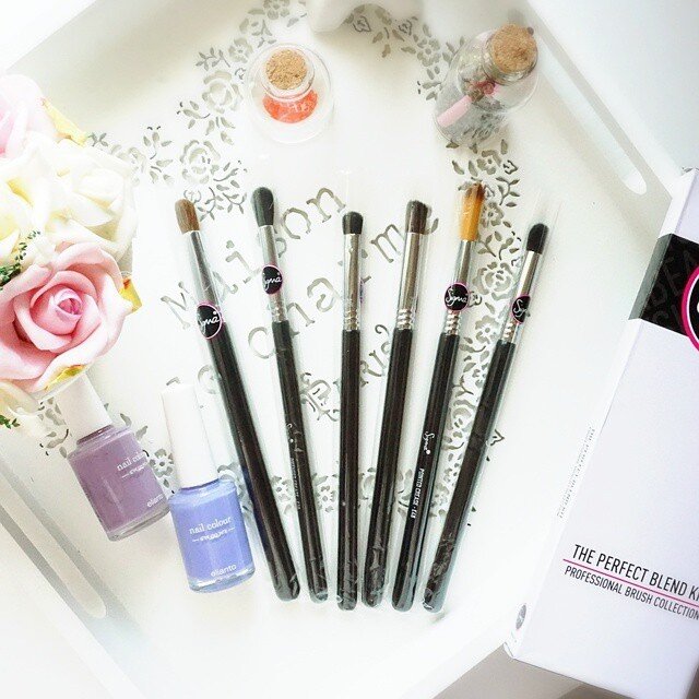 Good morning everyone... what is your favorite blending brush? Mine is from @sigmabeauty especially the perfect blend kit...