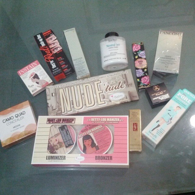 Cosmetics haul, but not mine. Since I love make up and shopping so much, I don't mind doing a buying service, these products were curated by me for a "client", she told me what she wanted and her budget, then I chose and bought her the products that I think will suit her the most and I also taught her how to put each of the products on to her face #beautyaddict #makeup #makeupartist #beautyblogger #indonesiabeautyblogger #ClozetteID #clozetteambassador #clozetteco #fdbeauty #beautyconsultant #ysl #thebalm #benefit #annasui #lancome #coastalscents