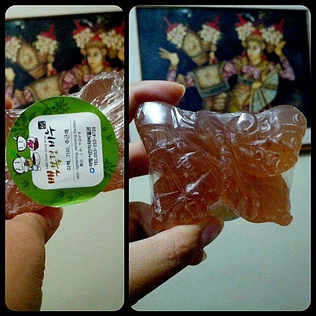 This is a herb facial soap I bought at the Herbs Medicine Museum Daegu. It is so nicely crafted in butterfly shape. I don't have a heart to ruin it but I don't want to waste it as well. So, let's give this Baek Bouk Ryung soap a try #soap #herbal #beautyaddict #beautyblogger #indonesiabeautyblogger #clozetteid @clozetteid