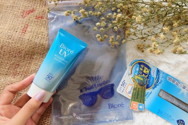 Hari ini aku lagi coba pakai sunscreen dari Biore, yaitu: Biore UV Aqua Rich Watery Essence. Sunscreen satu ini mampu melindungi kulitku dari sinar UVi dengan perlindungan hinggan SPF 50. Memiliki formulasi watery capsule, membuat sunscreen ini nyaman dikulit dan tahan terhadap keringat maupun air. Mengandung beauty essence membuat Biore UV Aqua Rich Watery Essence bisa dijadikan sebagai base makeup, lho!
#ClozetteID #Biore #Review #Skincare